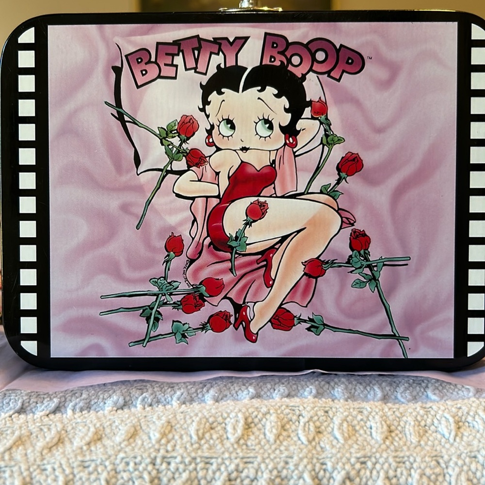 Bundle of Betty boop mini lunch box with jewelry.